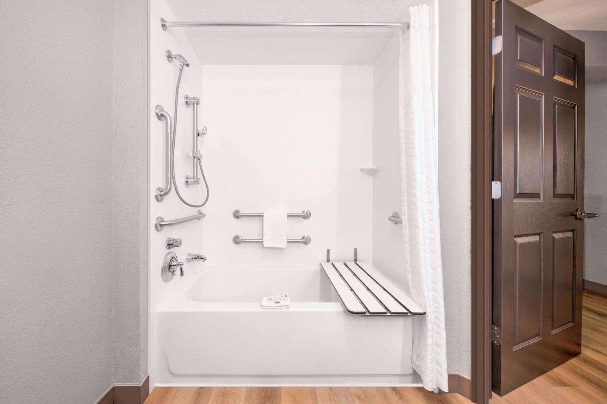 King Room with Bath Tub - Mobility Accessible/Non-Smoking